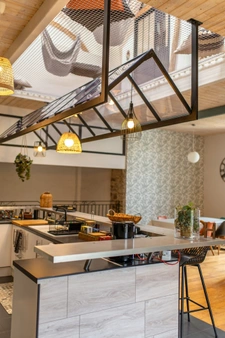 CHAVAGNES EN PAILLERS (85250) - LIEU D'EXCEPTION - ANCIENNE CHAPELLE RENOVEE 6 CHAMBRES SUR 900M² CLOS