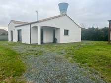SAINT CYR EN TALMONDAIS (85) A 15 MIN DES PLAGES VILLA PLAIN PIED GRAND CONFORT 3 CHAMBRES HANGAR JARDIN