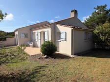 BREM SUR MER 85 A 2 PAS DES PLAGES DANS QUARTIER RESIDENTIEL VILLA PLAIN PIED AVEC GARAGE ET JARDIN CLOS