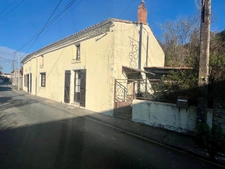 LE GUE DE VELLUIRE (85770) AU CALME ABSOLU MAISON EN PIERRES AVEC GRANGES ET DEPENDANCES SUR 4500M²