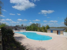 LA TRANCHE SUR MER A 15 MIN DANS RESIDENCE AVEC PISCINE CHALET BOIS 3 CHAMBRES AVEC VERANDA ET JARDIN