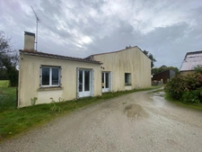 LA CHAPELLE ACHARD 85150 EN RASE CAMPAGNE ADORABLE FERMETTE A RAFRAICHIR AVEC GRANGE ET JARDIN