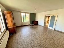 SAINT ETIENNE DE BRILLOUET 85210 EN CAMAPGNE ADORABLE FERMETTE 2/3 CHAMBRES AVEC HANGAR SUR 2500M²