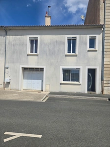 LUCON (85) COEUR DE VILLE MAISON EN PIERRES DE CARACTERE 5/6 CHAMBRES AVEC PATIO ET SPACIEUSES ANNEXES