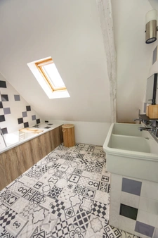 CHAVAGNES EN PAILLERS (85250) - LIEU D'EXCEPTION - ANCIENNE CHAPELLE RENOVEE 6 CHAMBRES SUR 900M² CLOS