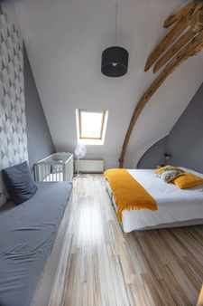 CHAVAGNES EN PAILLERS (85250) - LIEU D'EXCEPTION - ANCIENNE CHAPELLE RENOVEE 6 CHAMBRES SUR 900M² CLOS
