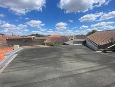 MAREUIL SUR LAY EMPLACEMENT N°1 IMMEUBLE AVEC MURS COMMERCIAUX LOUES ET APPARTEMENT T2 A RENOVER