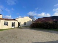 LA CHAPELLE ACHARD 85150 EN RASE CAMPAGNE ADORABLE FERMETTE A RAFRAICHIR AVEC GRANGE ET JARDIN