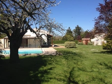 LAIROUX (85) MAISON SUR DEMI SOUS SOL A RENOVER AVEC VERANDA PISCINE ET MAISON D'AMIS SUR PARC CLOS