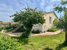 SAINTE HERMINE 85210 CALME ABSOLU AGREABLE MAISON SUR SOUS SOL COMPLET AVEC VERANDA SUR 1000M² CLOS