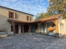 SAINT MICHEL EN L'HERM (85) 10 MIN DES PLAGES AGREABLE MAISON EN PIERRE POSSIBILITE 2 GITES AVEC JARDIN