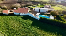 NALLIERS 85370 CALME ABSOLU AUTHENTIQUE FERME RENOVEE AVEC PISCINE HANGAR ET DEPENDANCES SUR 2622M²