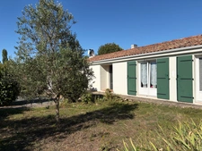 SAINT-JEAN-D'HERMINE (85) - COEUR DE VILLAGE AU CALME - ADORABLE VILLA PLAIN PIED 4 CHAMBRES SUR 1177M²