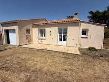 BREM SUR MER 85 A 2 PAS DES PLAGES DANS QUARTIER RESIDENTIEL VILLA PLAIN PIED AVEC GARAGE ET JARDIN CLOS