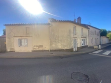 LES PINEAUX COEUR VILLAGE PROCHE AXE AUTOROUTIER MAISON DE BOURG RENOVEE 4 CHAMBRES AVEC JARDIN CLOS