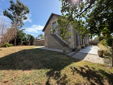 MARSAIS SAINTE RADEGONDE (85570) - ADORABLE MAISON DE PLAIN PIED EN PIERRES AVEC DEPENDANCES ET JARDIN