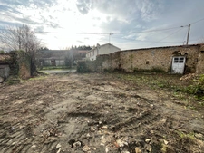 SAINT JEAN DE BEUGNE 85210 - LES MOTTES - MAISON A RENOVER EN PIERRES SUR 347M² A BATIR AU CALME ABSOLU