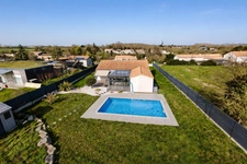 SAINT BENOIST SUR MER (85) 15 MINUTES DES PLAGES VILLA PLAIN PIED GRAND CONFORT AVEC PISCINE SUR 1204 M²