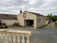 BESSAY (85320) AU CALME CHARMANTE MAISON EN PIERRES RENOVEE 3/4 CHAMBRES AVEC DEPENDANCES ET JARDIN