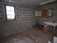 LAIROUX (85) MAISON SUR DEMI SOUS SOL A RENOVER AVEC VERANDA PISCINE ET MAISON D'AMIS SUR PARC CLOS