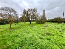 LUCON 85400 PROXIMITE ZONE COMMERCIALE LECLERC AGREABLE MAISON SEMI PLAIN PIED AVEC ANNEXES SUR 3000M²