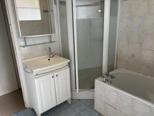 FONTENAY LE COMTE (85200) - CENTRE VILLE - APPARTEMENT DUPLEX RENOVE 3 CHAMBRES AVEC BALCON ET ANNEXES