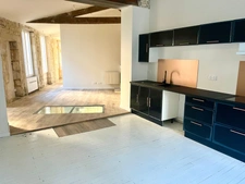 LUCON QUARTIER MARCHE COUVERT CHARMANTE MAISON EN PIERRES RENOVEE DE PLAIN PIED AVEC JARDIN ET CAVE