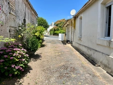 LE LANGON (85) 10 MIN DE FONTENAY LE COMTE AGREABLE MAISON EN PIERRES AVEC DEPENDANCES ET TERRAIN CLOS
