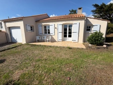 BREM SUR MER 85 A 2 PAS DES PLAGES DANS QUARTIER RESIDENTIEL VILLA PLAIN PIED AVEC GARAGE ET JARDIN CLOS