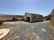 BESSAY (85320) AU CALME CHARMANTE MAISON EN PIERRES RENOVEE 3/4 CHAMBRES AVEC DEPENDANCES ET JARDIN