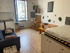 FONTENAY LE COMTE HYPER CENTRE AGREABLE STUDIO ENTIEREMENT MEUBLE 20M² DANS IMMEUBLE BIEN ENTRETENU
