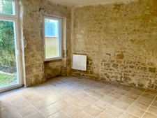 LUCON QUARTIER MARCHE COUVERT CHARMANTE MAISON EN PIERRES RENOVEE DE PLAIN PIED AVEC JARDIN ET CAVE