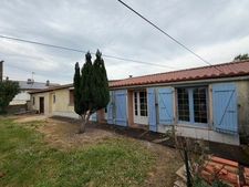 AISNE (85) ADORABLE LONGERE EN PIERRES AVEC MATERIAUX A FINIR DE RENOVER SUR 515M² AVEC DEPENDANCES