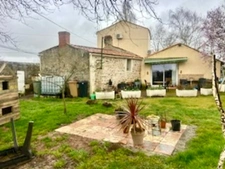 MAREUIL SUR LAY 85320 PROCHE INTERMARCHE FERMETTE A RAFRAICHIR 4 CHAMBRES ET DEPENDANCES SUR 1200M²
