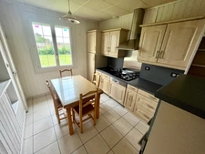 LUCON 85400 PROXIMITE ZONE COMMERCIALE LECLERC AGREABLE MAISON SEMI PLAIN PIED AVEC ANNEXES SUR 3000M²
