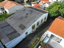 LUCON COEUR DE VILLE RARISSIME BATIMENTS PLAIN PIED 175M² POSSIBILITE LOFT MAISON GARAGES STOCKAGE DOJO