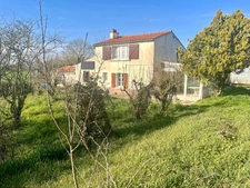 SAINT ETIENNE DE BRILLOUET 85210 EN CAMAPGNE ADORABLE FERMETTE 2/3 CHAMBRES AVEC HANGAR SUR 2500M²