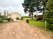 LUCON 85400 PROXIMITE ZONE COMMERCIALE LECLERC AGREABLE MAISON SEMI PLAIN PIED AVEC ANNEXES SUR 3000M²
