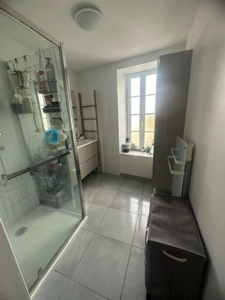 MAUZE LE MIGNON CHARMANTE MAISON PIERRES RENOVEE 3 CHAMBRES ENTIEREMENT MEUBLEE AVEC GARAGE ET COUR