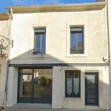 LUCON COEUR DE VILLE MAISON EN PIERRES PARFAITEMENT RENOVEE 3 CHAMBRES ET COUR AVEC LOCATAIRE EN PLACE
