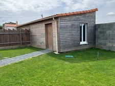 LA REORTHE (85210) VILLA BOIS PLAIN PIED 2022 + GARAGE ET ANNEXE SUR 766M² CLOS AVEC LOCATAIRES EN PLACE