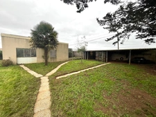 LUCON 85400 PROXIMITE ZONE COMMERCIALE LECLERC AGREABLE MAISON SEMI PLAIN PIED AVEC ANNEXES SUR 3000M²