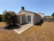 BREM SUR MER 85 A 2 PAS DES PLAGES DANS QUARTIER RESIDENTIEL VILLA PLAIN PIED AVEC GARAGE ET JARDIN CLOS