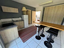 LUCON QUARTIER SUPER U AU CALME MAISON APPARTEMENT MEUBLE 2 CHAMBRES AVEC TERRAIN TENNIS ET JARDINET