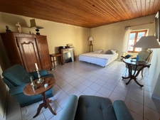 SAINT MICHEL EN L'HERM (85) 10 MIN DES PLAGES AGREABLE MAISON EN PIERRE POSSIBILITE 2 GITES AVEC JARDIN
