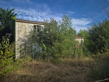 LAIROUX (85) MAISON SUR DEMI SOUS SOL A RENOVER AVEC VERANDA PISCINE ET MAISON D'AMIS SUR PARC CLOS