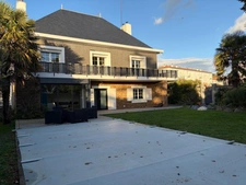 LUCON (85) COEUR DE VILLE AGREABLE MAISON ART DECO 6 CHAMBRES AVEC PISCINE ET ANNEXES SUR 1296M² CLOS