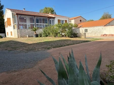 L'AIGUILLON SUR MER (85) - MAISON FAMILIALE AVEC VERANDA, APPARTEMENT T2 ET TERRAIN A BATIR ZONE BLANCHE
