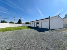 MOUTIERS SUR LAY 85 AU CALME VILLA PLAIN PIED GRAND CONFORT 3 CHAMBRES AVEC DEPENDANCES SUR 720M² CLOS