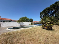 BRETIGNOLLES SUR MER 85 -AUX ENCHERES- A 800M DES PLAGES PARCELLE DE TERRAIN AVEC PISCINE 542M² A BATIR